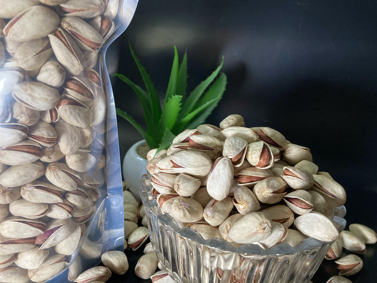 Raw pistachios 450 grams, Abbas Ali, 25 to 26 ounces, Momenabad, Damghan, organic and produced without poison پسته خام 450 گرمی عباسعلی 25 تا 26 انس مومن آباد دامغان ارگانیک و تولید شده بدون سم