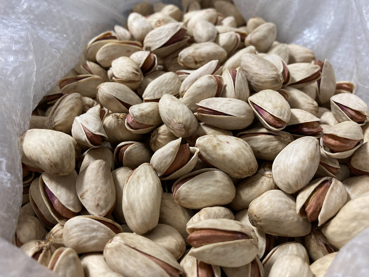 Raw pistachios 450 grams, Abbas Ali, 25 to 26 ounces, Momenabad, Damghan, organic and produced without poison